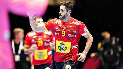 La selección española de balonmano inició este jueves con victoria  el Campeonato de Europa masculino, donde defiende su título  conquistado en 2018, tras imponerse por 33-22 a Letonia en un partido  áspero y correspondiente a la primera jornada del