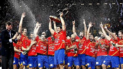 Una impresionante selección española de balonmano ha arrollado  este domingo a Dinamarca (35-19) en una gran final del Mundial  disputado en España con el Palau Sant Jordi de Barcelona como  escenario, en la que arrolló a los daneses con un gran jueg