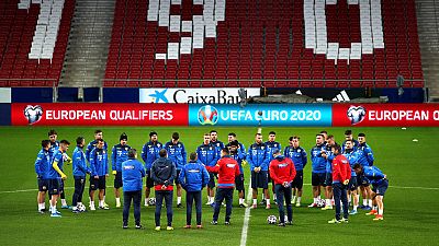 La selección rumana llega algo desanimada tras su derrota clave en Bucarest frente a Suecia, donde se jugaban sus opciones de finalizar segundos de grupo. La selección rumana llega algo desanimada tras su derrota clave en Bucarest frente a Suecia, donde se jugaban sus opciones de finalizar segundos de grupo.