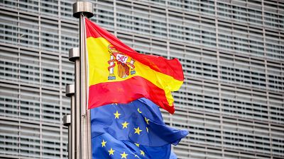 Bruselas libra a España del expediente por déficit excesivo pero alerta de un desvío del gasto este año