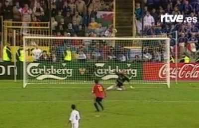 El penalti fallado de Raúl ante Barthez nos apeó de la Eurocopa de 2000. El penalti fallado de Raúl ante Barthez nos apeó de la Eurocopa de 2000.