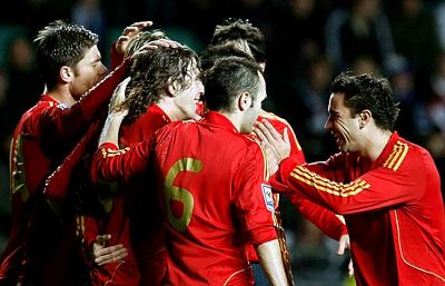 Casillas y Reina han batido un récord, llevan entre los dos 700 minutos con la portería a cero, desde la Eurocopa no saben lo que es recibir un tanto. Casillas y Reina han batido un récord, llevan entre los dos 700 minutos con la portería a cero, desde la Eurocopa no saben lo que es recibir un tanto.