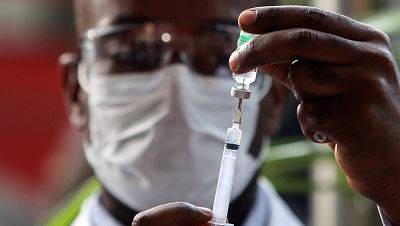 España impone pruebas negativas a las personas vacunadas de países de alto riesgo por la variante ómicron