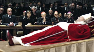 España y otros países con monarquías, en los funerales de los papas: ¿quién suele asistir?