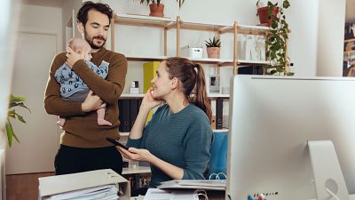 España paga una multa de diez millones por no retribuir el permiso parental de ocho semanas aprobado por la UE