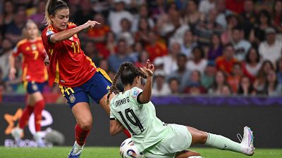España olvida los problemas previos al inicio de la Eurocopa femenina con una goleada incontestable