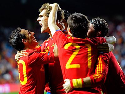 El delantero del Athletic Fernando Llorente propició con sendos  goles de cabeza la segunda victoria de la selección española en la  fase de clasificación para la Eurocopa de 2012, después de imponerse  a Lituania (3-1) en lo que fue una trabajada vi