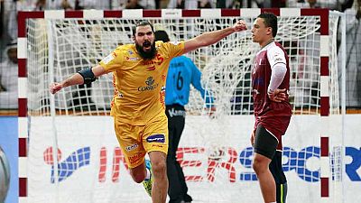 La selección española de balonmano se coloca líder del Grupo A en el Mundial de Balonmano después de imponerse a la selección anfitriona de Catar por 25-28 en un partido en el que Manolo Cadenas le ha ganado la partida táctica a Valero Rivera, exsele