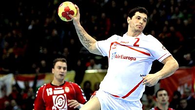 La selección española de balonmano se clasificó con brillantez y  más facilidad de la esperada para los cuartos de final del Mundial de  España después de derrotar este lunes con contundencia por 20-31 a  Serbia, en un partido que decidió en una gran