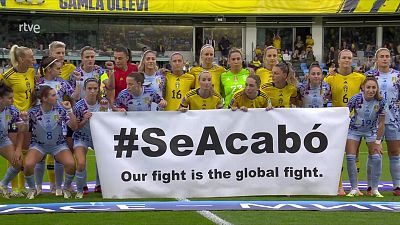 #SeAcabó: una pulsera y una pancarta de las futbolistas suecas y españolas al empezar el partido