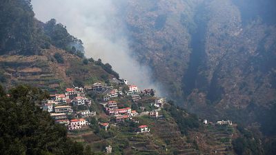 Centenares de españoles atrapados por la cancelación de vuelos por un incendio en Madeira, Portugal