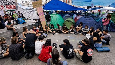 Un grupo de personas, en la acampada por la vivienda en la Puerta del Sol de Madrid
