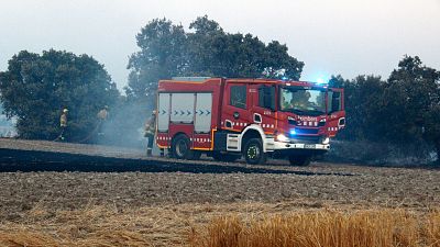 Bombers treballen en l'extinció de l'incendi agrícola de la Segarra a prop del nucli de Sant Antolí, a la Segarra. Bombers treballen en l'extinció de l'incendi agrícola de la Segarra a prop del nucli de Sant Antolí, a la Segarra.