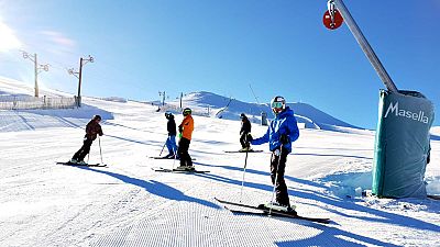 Un total de 1.800 esquiadores y 300 visitantes han disfrutado este sábado del mejor inicio histórico de Sierra Nevada, que en esta jornada inaugural ha abierto 47 kilómetros de pistas, la mayor superficie esquiable jamás ofrecida por la estación gran