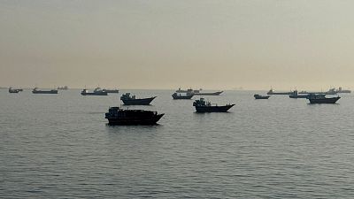 EE.UU. ataca embarcaciones y bases de lanzamiento de misiles en Irán, mientras siguen las negociaciones de paz