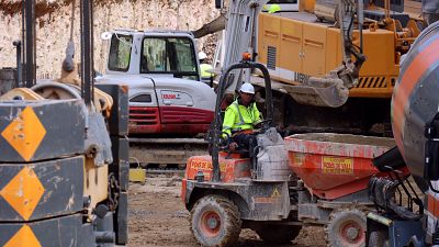 Un treballador a les obres de l'L8, al carrer Llançà amb Gran Via. | ACN