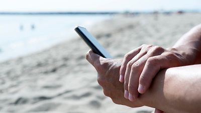 Trabajadores sin desconexión en vacaciones: "Sus cuerpos están en la playa pero sus mentes, en la oficina"