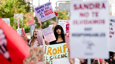 Miles de estudiantes arropan a la familia de Sandra Peña y claman contra el acoso en Andalucía