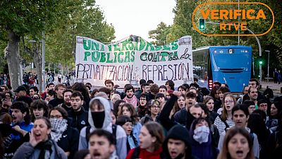 Varios alumnos se manifiestan en el campus de Ciudad Universitaria el 14 de octubre de 2026 en Madrid con sello VerificaRTVE Varios alumnos se manifiestan en el campus de Ciudad Universitaria el 14 de octubre de 2026 en Madrid con sello VerificaRTVE