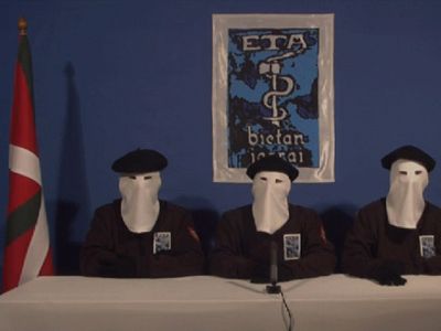 ETA declara un alto el fuego "permanente, general y verificable", pero no habla de entrega de las armas