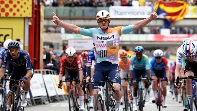 Gilmore regala a su patrón Andrés Iniesta la victoria en Barcelona y Vingegaard gana la Volta a Catalunya