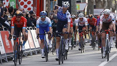 Volta a Catalunya | Ethan Vernon (QuickStep) gana al sprint en Vilanova -- Ver ahora