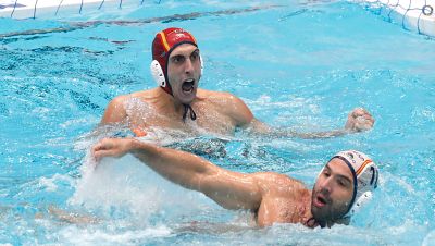El portero Unai Aguirre (arriba) y Felipe Perrone, durante la semifinal del Europeo de waterpolo entre España e Italia