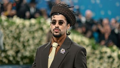 La llamada a Claudia Bavel sobre Bad Bunny | Ver vídeo - La familia de la tele | Ver