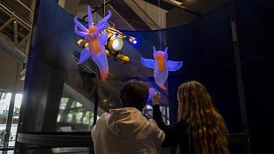 Dos visitants observen els éssers de ficció a l'entrada de la mostra | Fundació La Caixa Dos visitants observen els éssers de ficció a l'entrada de la mostra | Fundació La Caixa