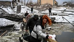 Éxodo en la estación de Kiev: centenares de personas tratan de salir de la capital para huir de los ataques rusos
