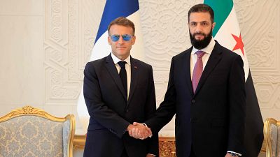 Damasco recibe a Macron, primer líder europeo en visitar Siria tras la caída de Asad, con explosiones cerca de su hotel