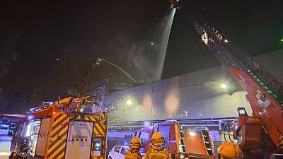 Els Bombers treballant en l'incendi a l'empresa de productes farmacèutics Euromed, a Mollet del Vallès
