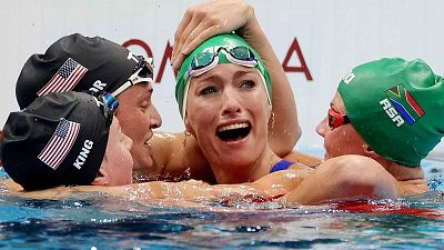 Definición de espíritu olímpico: Schoenmaker gana el oro con récord mundial y sus rivales se alegran tanto como ella