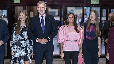 La Familia Real asiste al concierto por la paz de los Premios Princesa de Asturias junto a los galardonados