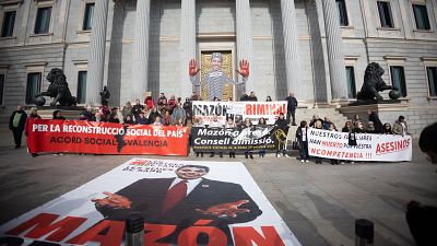 Familiares de las víctimas de la dana protestan contra Mazón durante su comparecencia en el Congreso: "¡A prisión!"