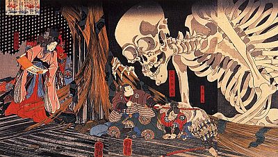 Una escena de combate sobrenatural en un interior japonés, con un esqueleto gigante amenazando a dos samuráis. Una mujer con kimono observa la escena, sosteniendo un pergamino. Una escena de combate sobrenatural en un interior japonés, con un esqueleto gigante amenazando a dos samuráis. Una mujer con kimono observa la escena, sosteniendo un pergamino.