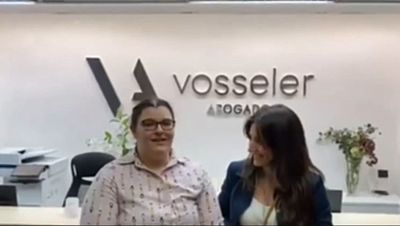 Llega a España Fàtima Ofkir, la joven amnistiada tras pasar siete años en una prisión de Omán