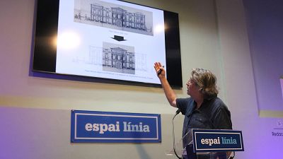 Jaume Artigues, membre de la Comissió d'Habitatge de la FAVB, mostrant imatges de l'edifici Jaume Artigues, membre de la Comissió d'Habitatge de la FAVB, mostrant imatges de l'edifici