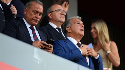 El FC Barcelona aprueba pedir un aval de siete millones para cubrir el déficit y poder inscribir fichajes