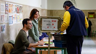 Feijóo pide a los carteros repartir "todos los votos" a pesar de sus "jefes" y Sánchez le acusa de socavar las instituciones