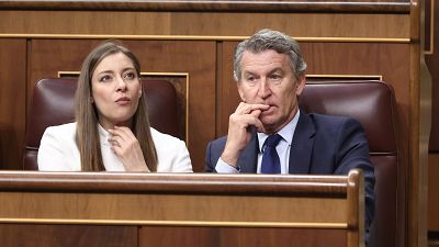 Feijóo critica la regularización "a granel" de inmigrantes con antecedentes y el Gobierno le ve un "vasallo de Vox"