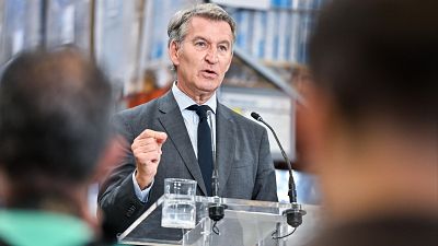 El presidente de PP, Alberto Núñez Feijóo, durante una visita a una empresa láctea en Guadalajara