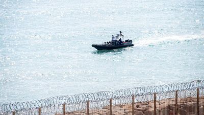Guardias marroquíes patrullan cerca de la frontera con Ceuta.