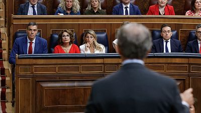 Feijóo dice que en Ferraz "los billetes corren como en un prostíbulo" y Sánchez replica: "La 'caja B' existió en su partido"