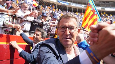 Feijóo apela a los votantes de Cs, Vox y PSOE en un multitudinario mitin en Valencia: "Huele a cambio"