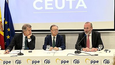 l presidente del Partido Popular, Alberto Núñez Feijóo; el presidente de la ciudad autónoma de Ceuta, Juan Jesús Vivas, y el presidente del EPP, Manfred Weber, durante una rueda de prensa