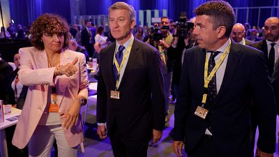 Feijóo coincide con Mazón cuando se cumplen seis meses de la dana en el congreso del PP europeo