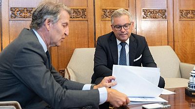 Feijóo se reúne con el comisario de Migración y destaca su "deber" de pedir ayuda a Europa: "Aspiro a ser presidente"