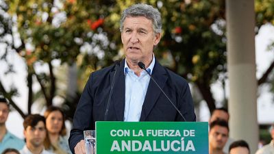 El presidente del Partido Popular, Alberto Núñez Feijóo, ha intervenido este miércoles en un mitin de precampaña de las elecciones andaluzas en Roquetas de Mar (Almería).