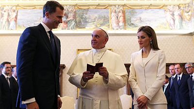 Felipe VI explica al papa Francisco el relevo en la Corona y espera que visite España